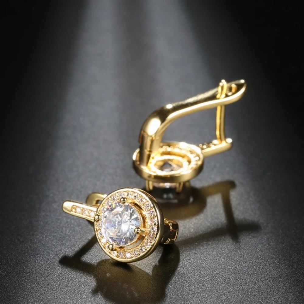 ¥ 18K Yellow Gold Diamond Stud Earrings - Picture 3 of 6